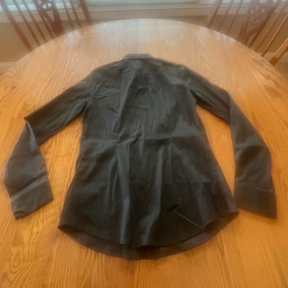 NWT Theory Larissa 2 Luxe Leaf Long Sleeve button Down Shirt Top Dark Gray Green - Picture 2 of 8